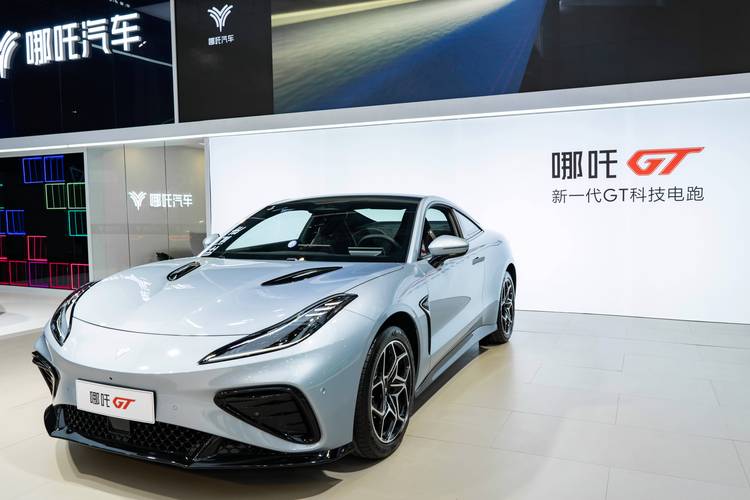 成都68哪吒汽车在智能汽车领域的表现，领途汽车在新能源汽车市场中的影响力